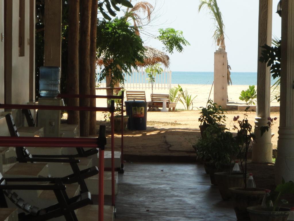 Yoho Hotel Arugambay Beach Inn Baía de Arugam Exterior foto