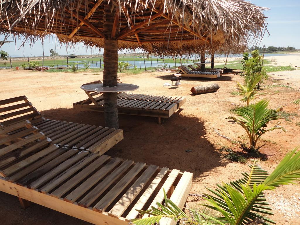 Yoho Hotel Arugambay Beach Inn Baía de Arugam Exterior foto